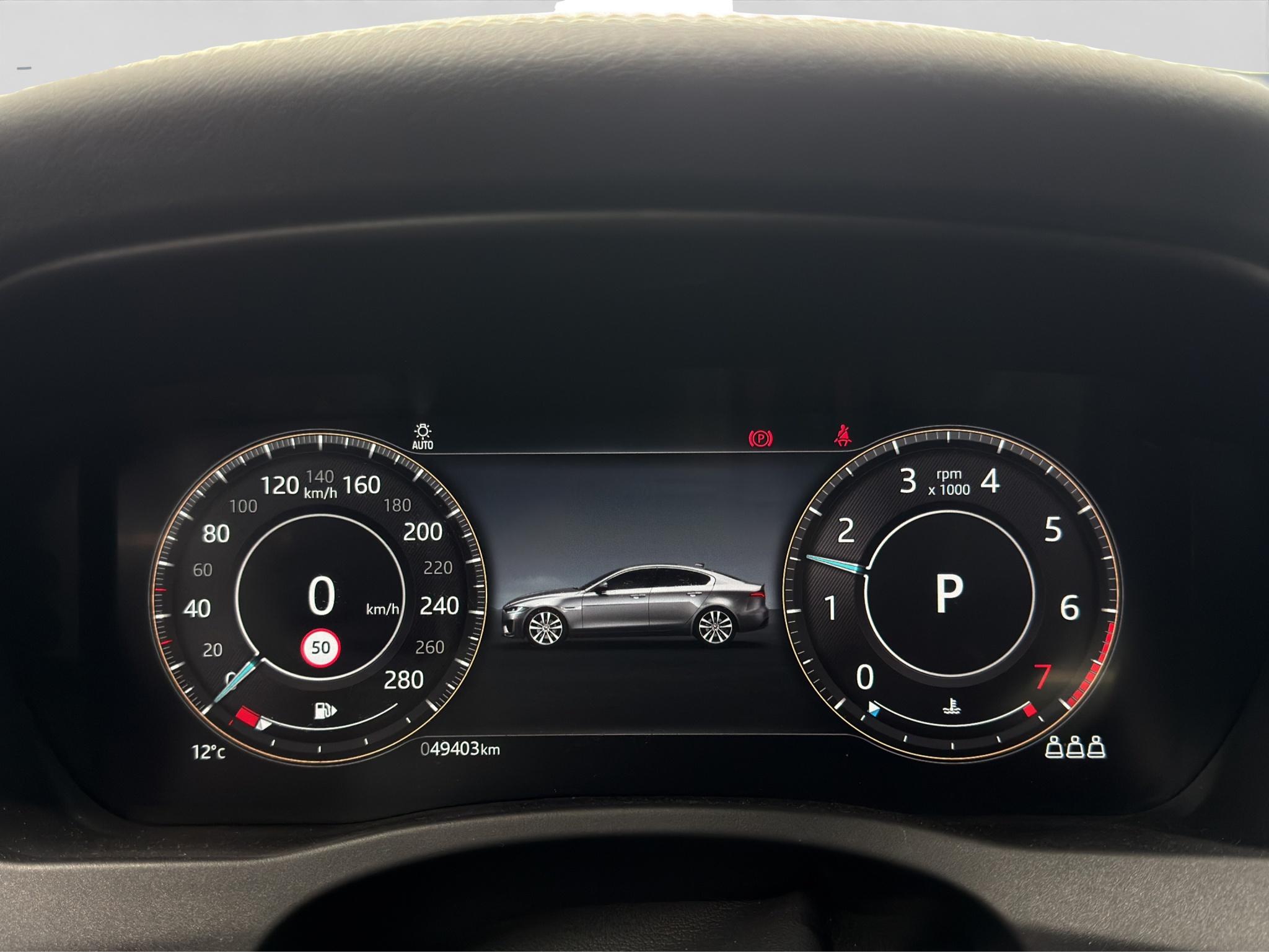 JAGUAR XE 2.0 T 300 R-Dynamic Black AWD_4