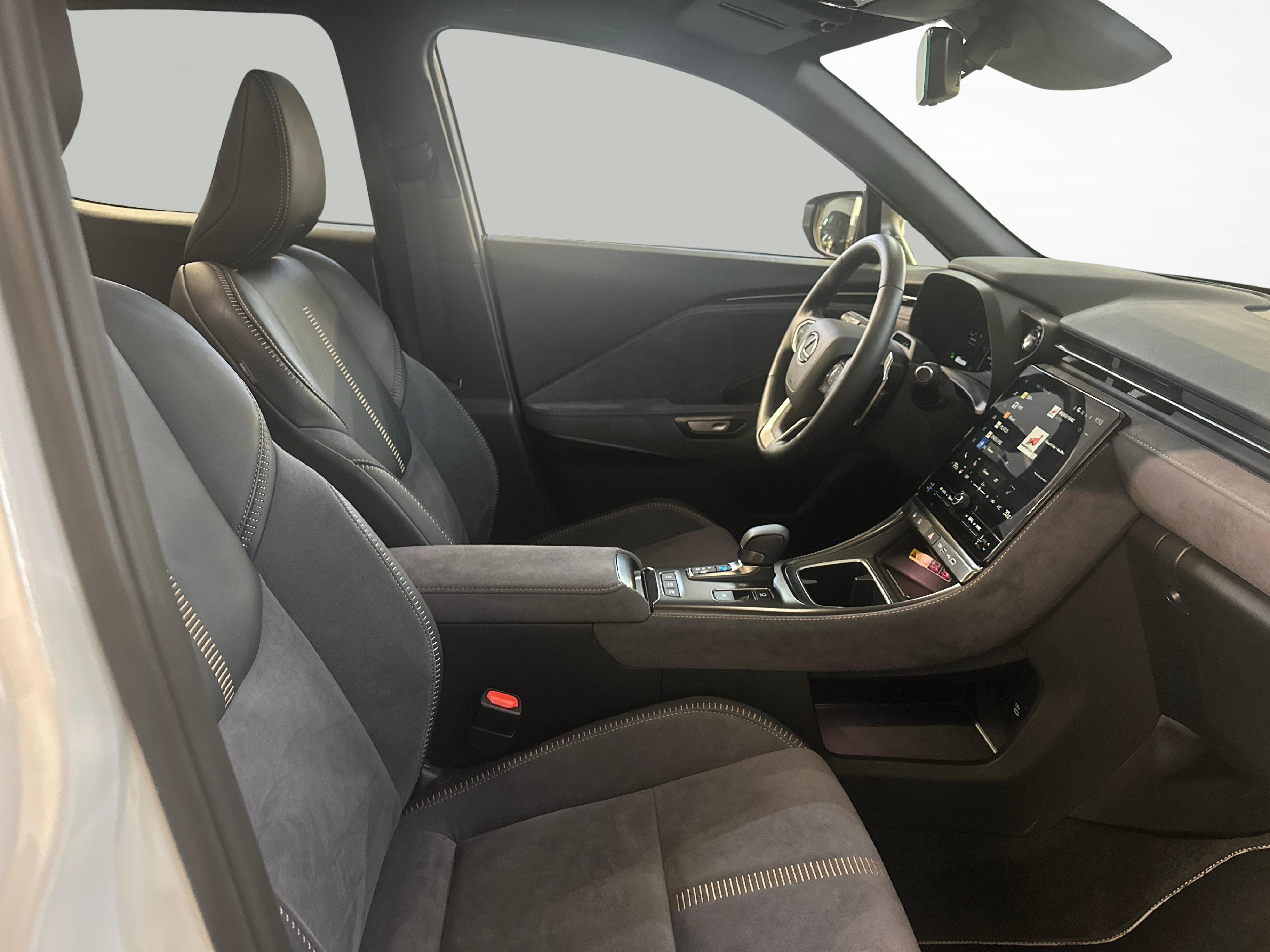 LEXUS LBX 1.5 Hybrid Cool AWD_10