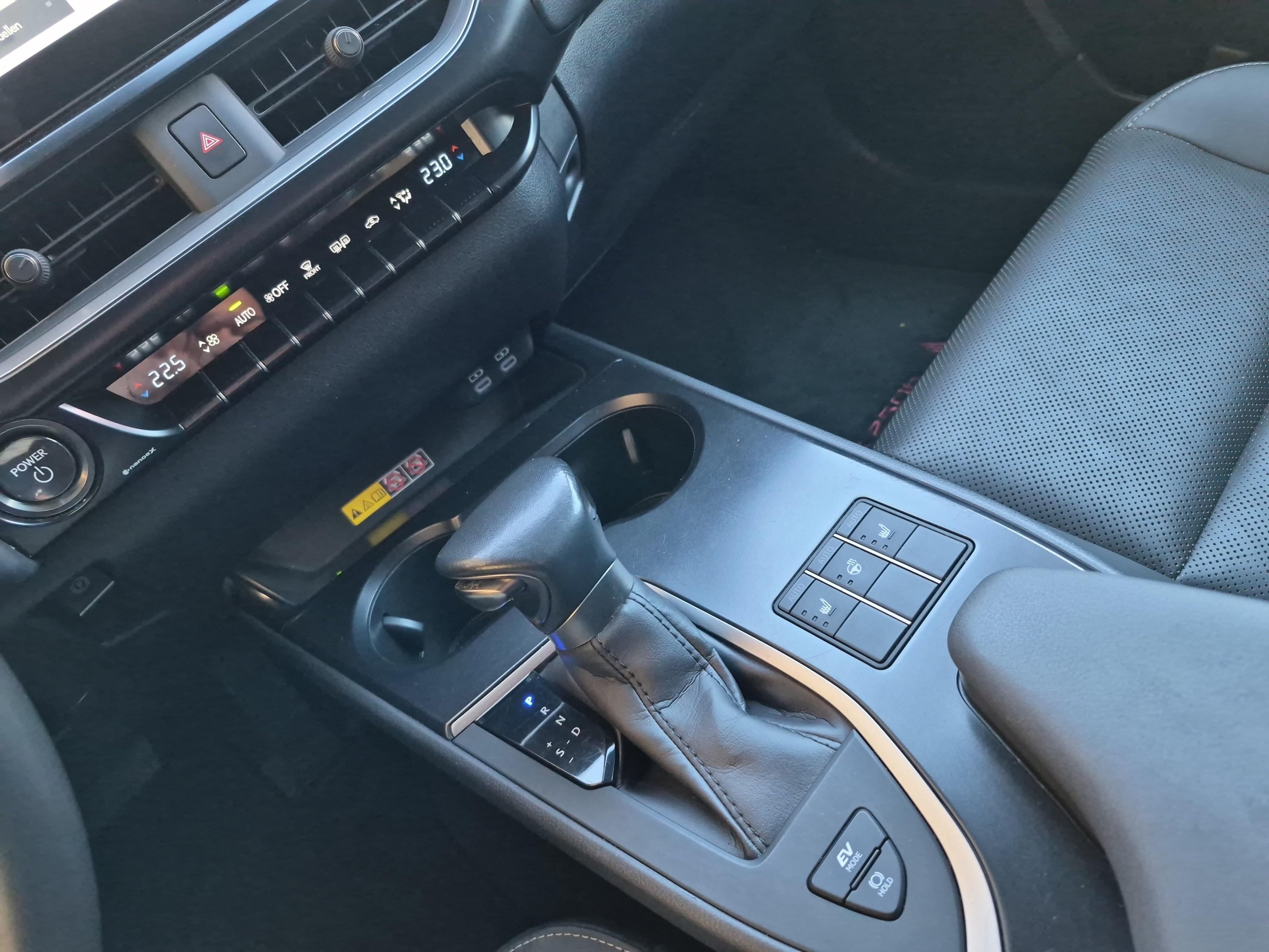 LEXUS UX 250h Comfort / Jetzt mit attraktivem 0.9% Leasing!_15
